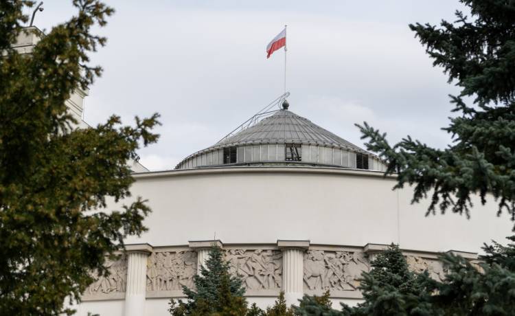 Straciła 10 tys. złotych. Oszust podszył się pod parlamentarzystę