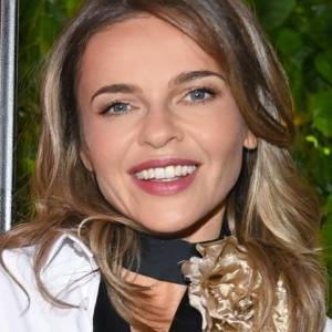 Edyta Herbuś w białej sukni. Partner tancerki komentuje: "Uciekająca panna młoda"