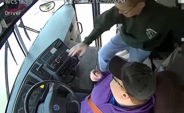 Nastolatek zapobiegł tragedii autobusu. Kierowczyni zemdlała [WIDEO]