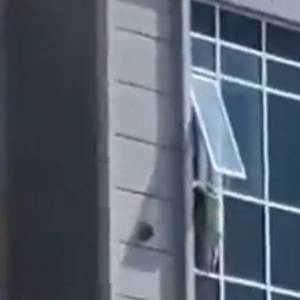 3-latka otarła się o śmierć. Dziewczynka omal nie spadła z 8. piętra! [WIDEO]