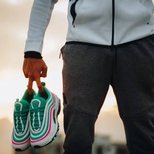 MSCHF x INRI Jesus shoes: Amerykańska firma stworzyła buty z wodą święconą i krucyfiksem