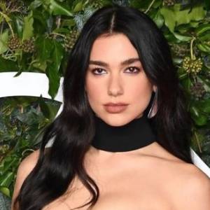 Dua Lipa "mieni się" w prześwitującym gorsecie. Internauci: "Drogocenny anioł" [WIDEO]