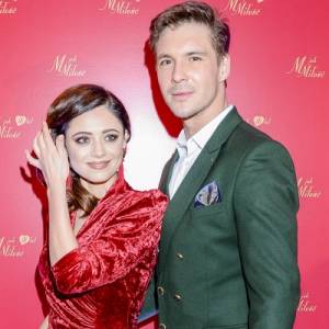 Wspólne zdjęcie Mikołaja Roznerskiego i Adriany Kalskiej z planu. Komentarz aktora przykuwa uwagę!