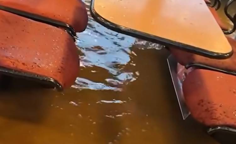 Fala sztormowa wybija szyby i przedostaje się do środka promu. Przerażające wideo krąży w sieci [NAGRANIE]