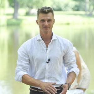 "Rolnik szuka żony". Adam spotkał się z osobą związaną z programem. Nie jest to Teresa! "Chciałbym wam kogoś przedstawić" [WIDEO]