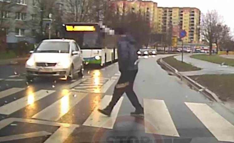 Tańczył na przejściu dla pieszych. Kierowcy prawie puściły nerwy [WIDEO]