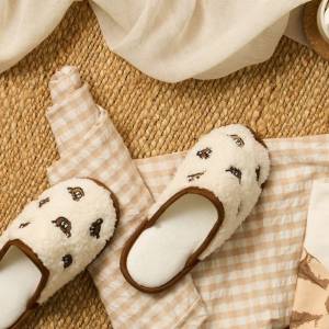 Od sypialni do home office - kapcie damskie, które pasują do każdego domowego stroju