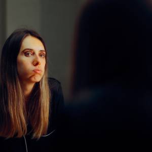 Jak zachowuje się osoba z niską samooceną? Często używa tych 7 zdań