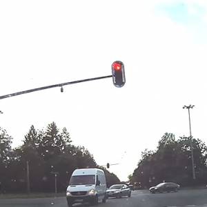 Rowerzysta niemal zginął pod kołami samochodu! Niebezpieczna sytuacja na skrzyżowaniu [WIDEO]