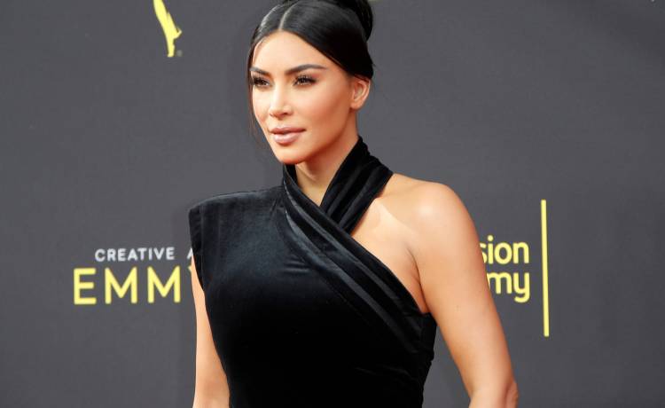 Głębokie dekolty i prześwitujące sukienki. Takie stroje przeważały na pogrzebie amerykańskiego multimilionera. Celebrytki przesadziły? [FOTO]