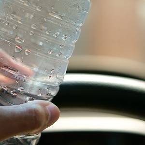 W czasie upałów nie zostawiaj plastikowej butelki w samochodzie! Może wywołać pożar