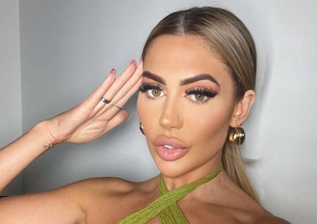 Chloe Ferry zapozowała w miniaturowym bikini. Fani nie wiedzieli, gdzie podziać wzrok! [FOTO]