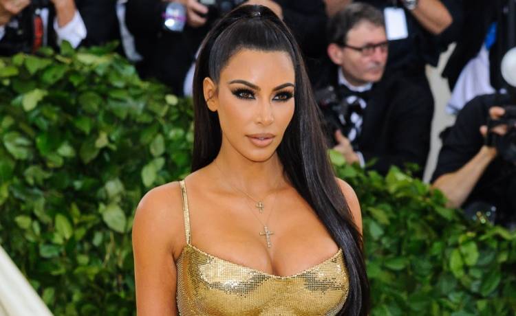 Kim Kardashian przesadziła. Ta sukienka to wpadka?! Tego nie powinna odkrywać!