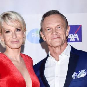 Cezary Pazura klęknął, aby zawiązać buta Edycie. "Tylko nie mów, że jestem w ciąży" - powiedziała żona aktora                                                             