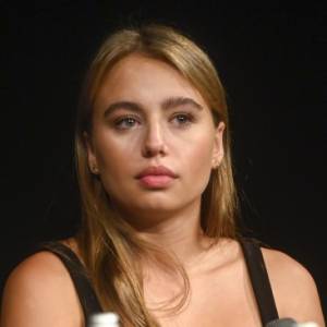 Oliwia Bieniuk w błyszczącej kreacji. Tak córka Anny Przybylskiej pozowała "na ściance" [ZDJĘCIA]