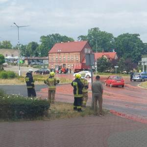 Na ulicę wylało się mnóstwo bioodpadów. Mieszkańcy: "Mamy rondo Bolognese" [FOTO]