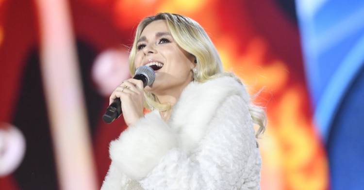 Kajra założyła suknię podkreślającą dekolt. W błyszczącej kreacji zachwyca! "Kobieta ogień"