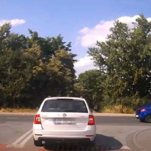 Hulajnoga kontra samochód na przejeździe. Internauci nie mają litości! "Jakie wtargnięcie?!" [WIDEO]