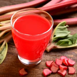 Truskawki i rabarbar to połączenie idealne. Zrób z nich kompot wg. przepisu Ewy Wachowicz!