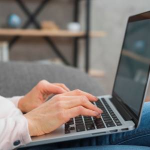 MacBook Air 13 – lekki, wydajny i stylowy. Czy to idealny laptop na co dzień?