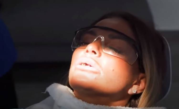 Zrobiła sobie licówki w Turcji. Teraz regularnie musi łapać wypadające zęby [WIDEO]