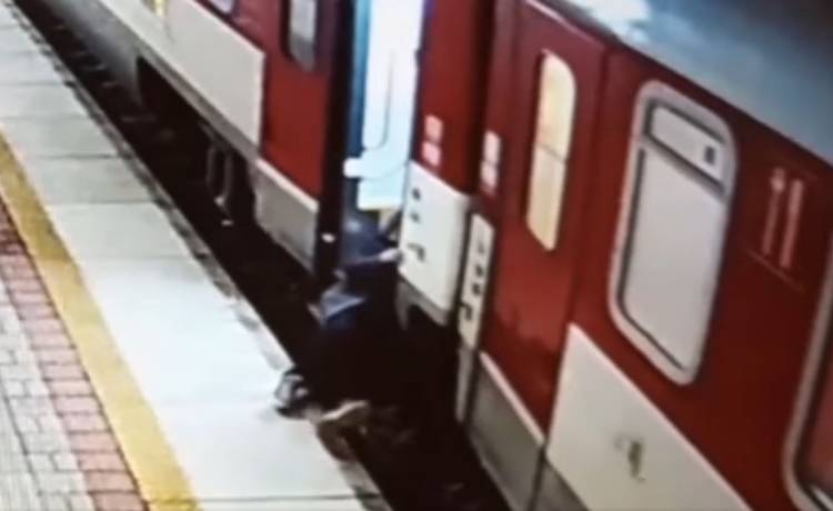 Seniorka chciała wskoczyć do jadącego pociągu. Wypadła z wagonu