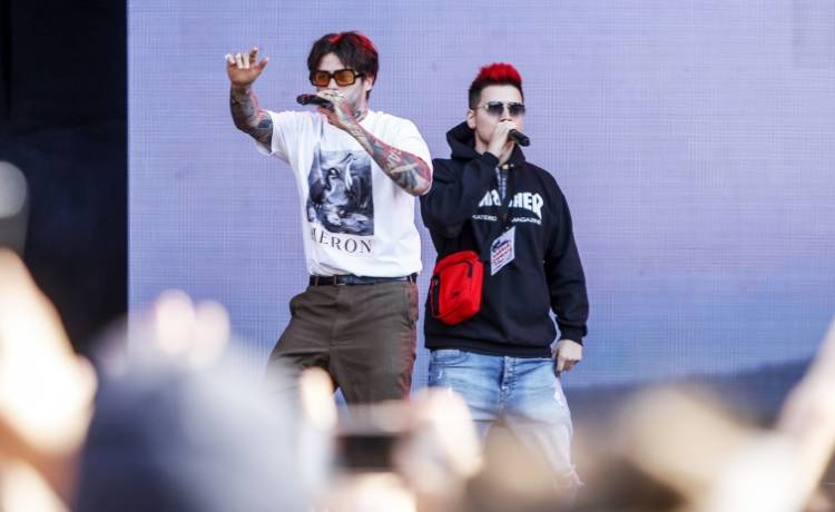 Quebonafide zarobił 40 tysięcy na sprzedaży swoich starych ubrań. Wiemy, co zrobił z pieniędzmi