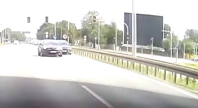 Scena jak z filmu akcji na drodze pod Warszawą. "Gdyby nie film, to na słowo bym nie uwierzył" [WIDEO]