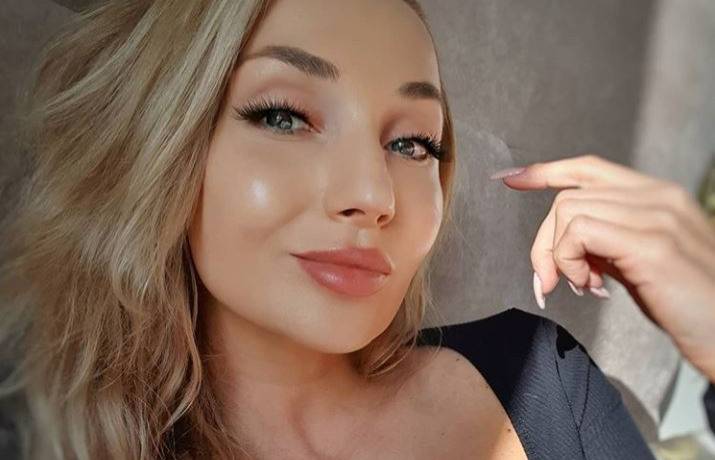 Cleo w słowiańskim warkoczu kontempluje przy zapalonym zniczu. "Smutny ten 2020. Wspierajmy się w trudnych czasach"