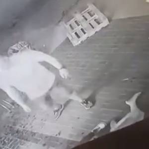 Kobieta nie mogła sprzedać mu papierosów, więc wpadł w furię. Brutalne pobicie pod sklepem [18+]