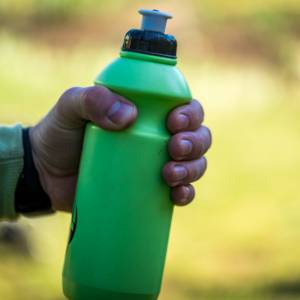 Zapomnij o izotonikach ze sklepu. Sprawdź, jak zrobić taki napój w domu!