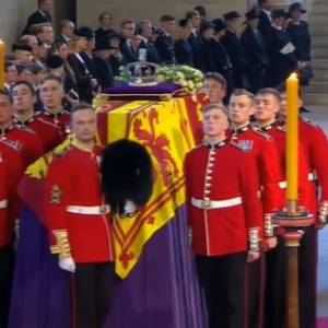 Niepokojący incydent podczas czuwania przy trumnie królowej Elżbiety II. Strażnik osunął się na ziemię [WIDEO]