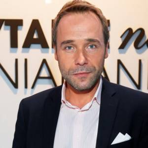 Łukasz Nowicki w ogniu krytyki. Prowadzący "Pytanie na śniadanie" rzucił na wizji pieczywem o ziemię                                                                                