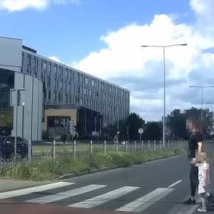 Gdyby nie zatrąbił, zginęłyby dwie osoby?! Na przejściu dla pieszych doszło do niebezpiecznej sytuacji [WIDEO]