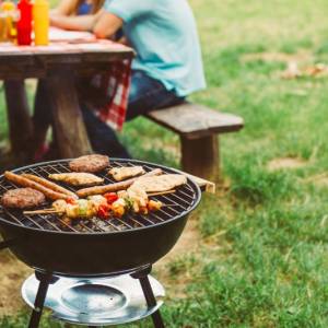 Idelne kiełbaski na majówkę! Wypróbuj chrupiący przepis! 