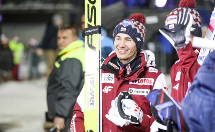 Kamil Stoch rozczulił internautów. Skoczek odebrał telefon od żony w trakcie wywiadu: "Ewuniu, oddzwonię"