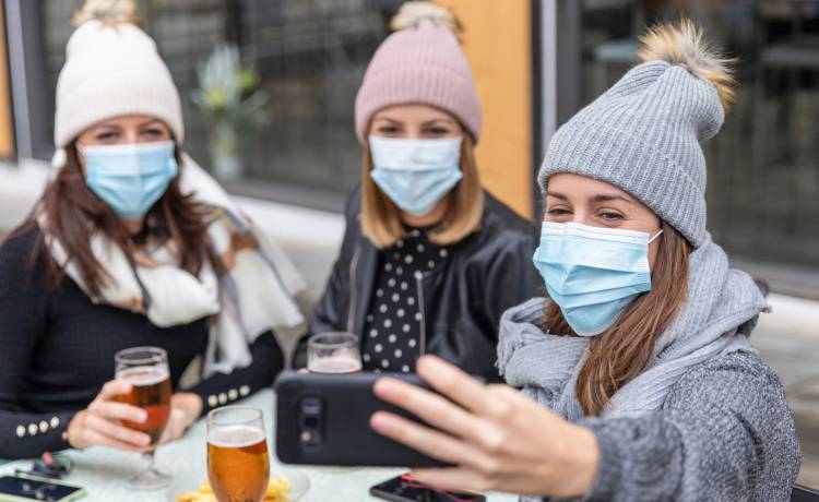 Zanim nastanie koniec pandemii, będzie "tsunami zakażeń". WHO prognozuje najgorsze   