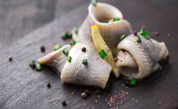 GIS wycofuje z obrotu śledzie. Ich spożycie grozi listeriozą!