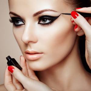 Idealna "jaskółka" na powiece. Zobacz trik z TikToka [WIDEO]