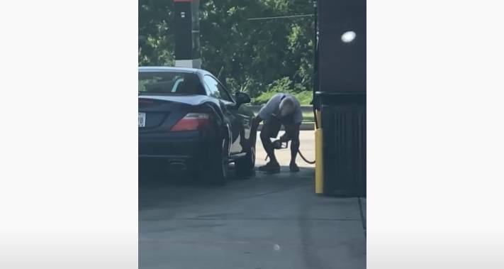 Staruszek pomylił stację benzynową z myjnią?! Mył swój samochód paliwem. Nagranie trafiło do sieci!