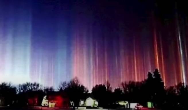 Słupy światła na nocnym niebie, jak z filmu science fiction. Co to za zjawisko? [WIDEO]