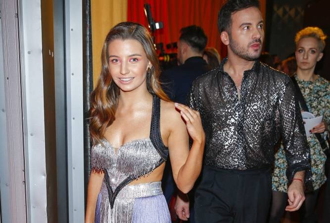 Julia Wieniawa kusi seksownym dekoltem. Odsłania go w skąpym body