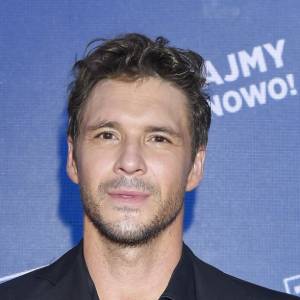 Mikołaj Roznerski do nowego zdjęcia z planu „M jak miłość” nie pozował sam. „Super para”