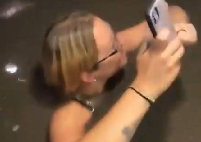 Horror w kabinie windy. Woda zalała dźwig do głów, a pasażerowie prawie utonęli. W sieci pojawił się szokujący film [WIDEO]