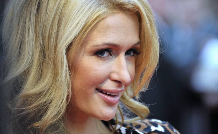 Paris Hilton wzięła ślub! Niewiele panien młodych zdecydowałoby się na taką suknię... [FOTO]