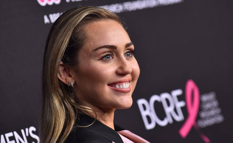 Miley Cyrus „zgubiła stanik” na scenie. Półnaga gwiazda wita Nowy Rok [WIDEO,ZDJĘCIA]