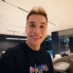 Maturzysta powołał się na filmy Friza. Później błagał o pomoc. Youtuber zareagował