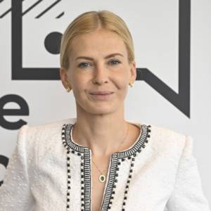 Edyta Pazura delektuje się czereśniami. "Ależ ma pani piękną figurę" [FOTO]