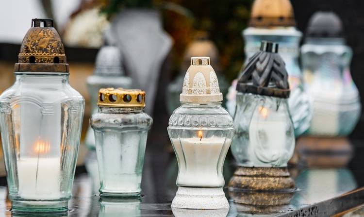 Czym różni się wkład parafinowy od olejowego? Podpowiadamy, który znicz pali się dłużej!