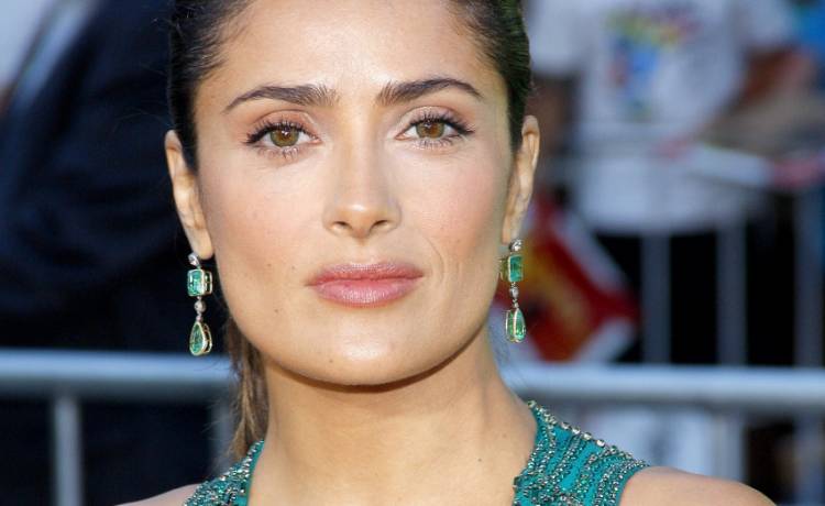 Salma Hayek w obcisłym stroju schodzi do oceanu. Fani: "Ten zasuwak chyba nie wytrzyma..." [FOTO]